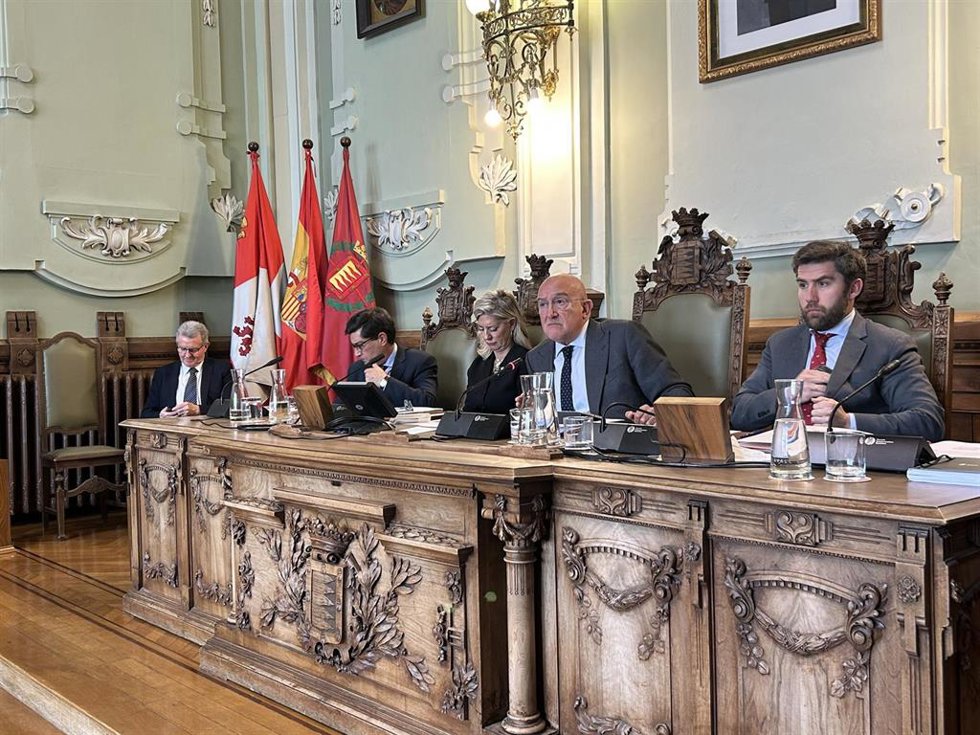El alcalde de Valladolid, Jesús Julio Carnero, en el centro de la mesa presidencial en el Pleno del Ayuntamiento.