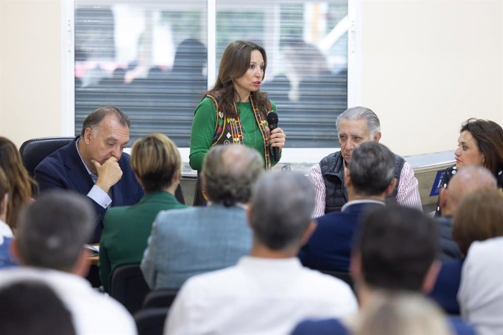 La presidenta del PP de Málaga, Patricia Navarro, participa, junto al candidato Arturo Bernal en una reunión con empresarios de chiringuitos de playa.