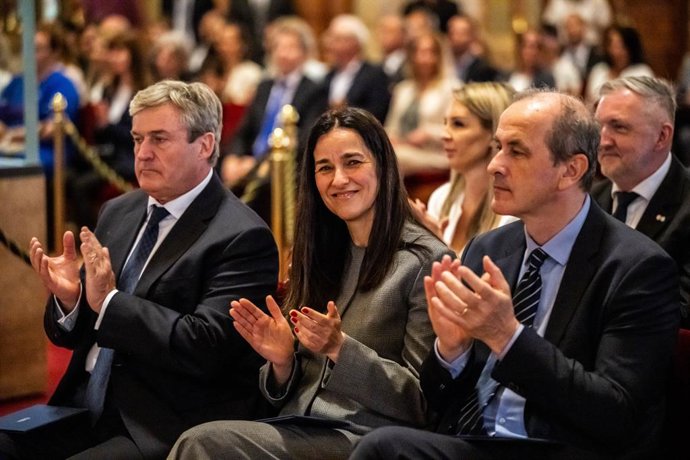 4 de maio de 2026, Hungria, Budapeste: O ministro da Economia e Energia, Istvan Kapitany, a ministra das Relações Exteriores, Anita Orban, e o ministro da Saúde, Zsolt Hegedus, aplaudem antes da cerimônia de posse, após o Partido Tisza ter conquistado 141