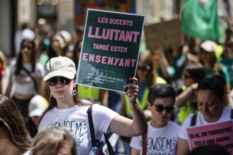 Profesores de la educación pública no universitaria durante una manifestación, a 11 de mayo de 2026, en Valencia, Comunidad Valenciana (España).