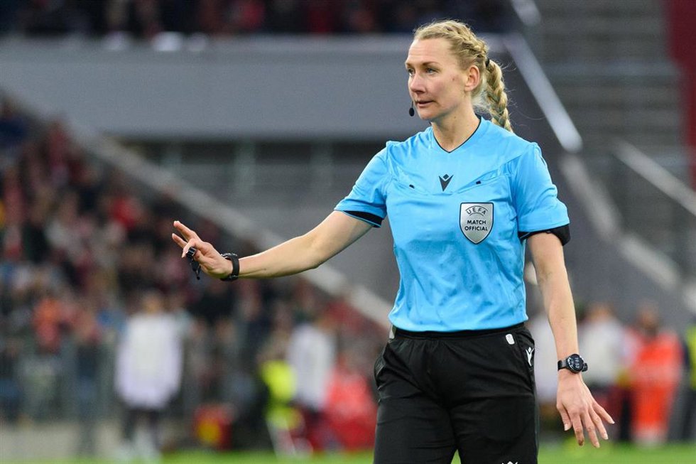 Archivo - La colegiada sueca Tess Olofsson, en un partido de la Champions League Femenina.