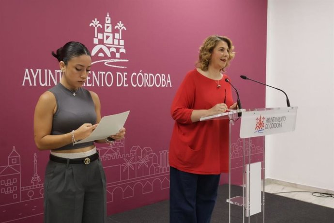 La viceportavoz del gobierno del Ayuntamiento de Córdoba, Cintia Bustos, y la teniente de alcalde delegada de Servicios Sociales, Eva Contador.