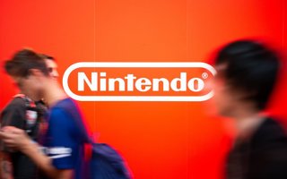 Archivo -  Visitors of Gamescom walk past the Nintendo logo. Photo: Christophe Gateau/dpa