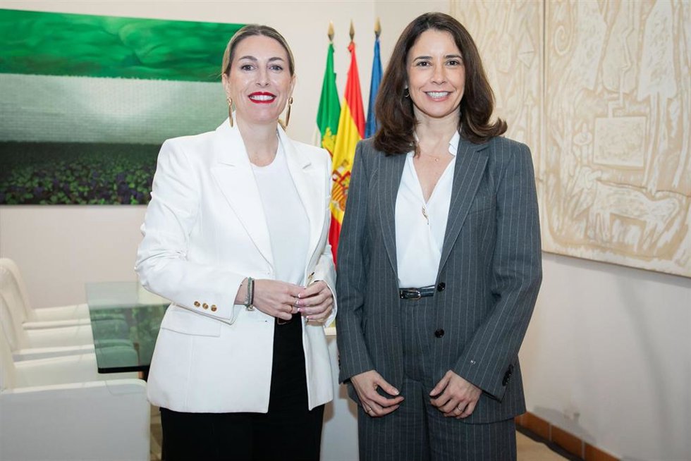 La presidenta de la Junta de Extremadura, María Guardiola, se reúne con la nueva presidenta de Foro Nuclear, Marta Ugalde