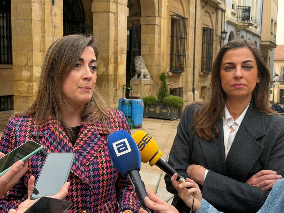 Las concejalas de Vox en Oviedo, Sonsoles Peralta y Alejandra González.