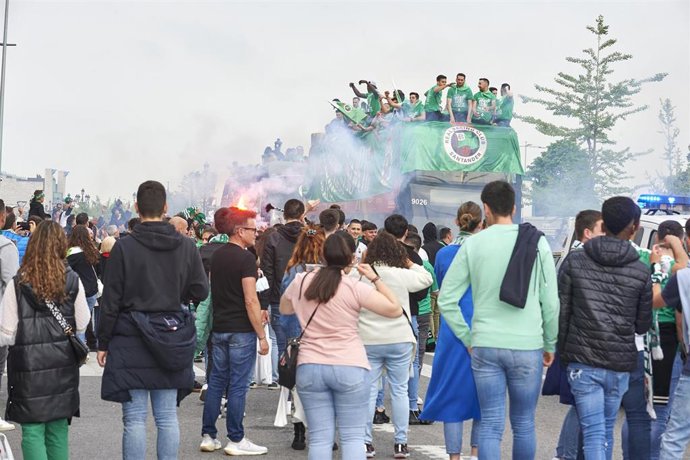Archivo - Los jugadores del Real Racing Club de Santander celebran en un autobús su ascenso a segunda división.- Archivo