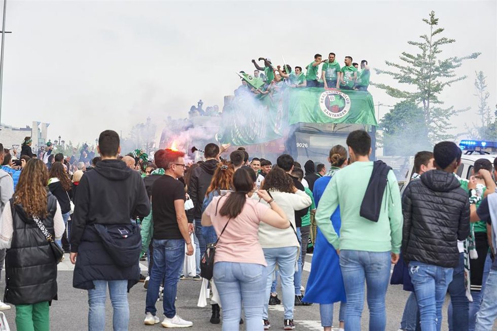Archivo - Los jugadores del Real Racing Club de Santander celebran en un autobús su ascenso a segunda división.- Archivo