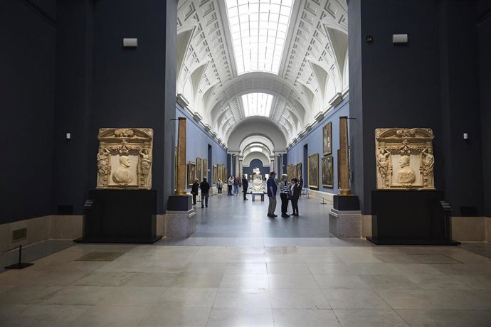 Archivo - Varias personas observan cuadros en el Museo Nacional del Prado.