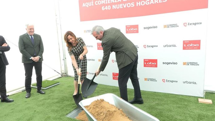 La alcaldesa de Zaragoza, Natalia Chueca, y el presidente del Gobierno de Aragón, Jorge Azcón, ponen la primera piedra de una promoción de 640 viviendas de alquiler público en Miralbueno, ante la mirada del consejero de Vivienda, Octavio López.