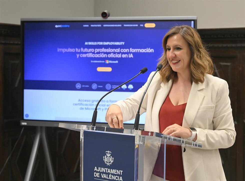 La alcaldesa de València, María José Catalá, tras la firma con Microsoft del acuerdo que permitirá ofrecer a los valencianos clases on line y gratuitas para formarse en IA.