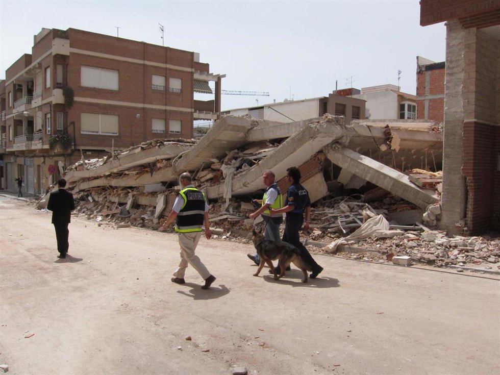 Archivo - Casa totalmente derrumbada en Lorca tras el seísmo. Archivo