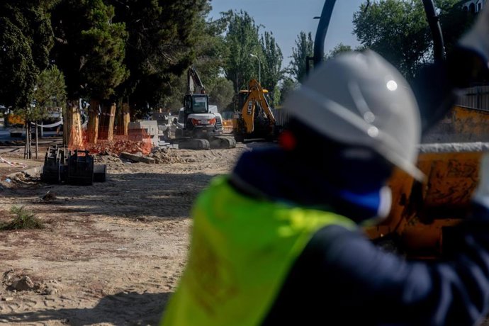 Archivo - Dos obreros trabajan durante el inicio de la segunda fase de las obras de Parque Castellana, a 4 de agosto de 2025, en Madrid (España)