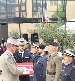 El cabo 1º Filiberto recibiendo la condecoración otorgada por Francia.
