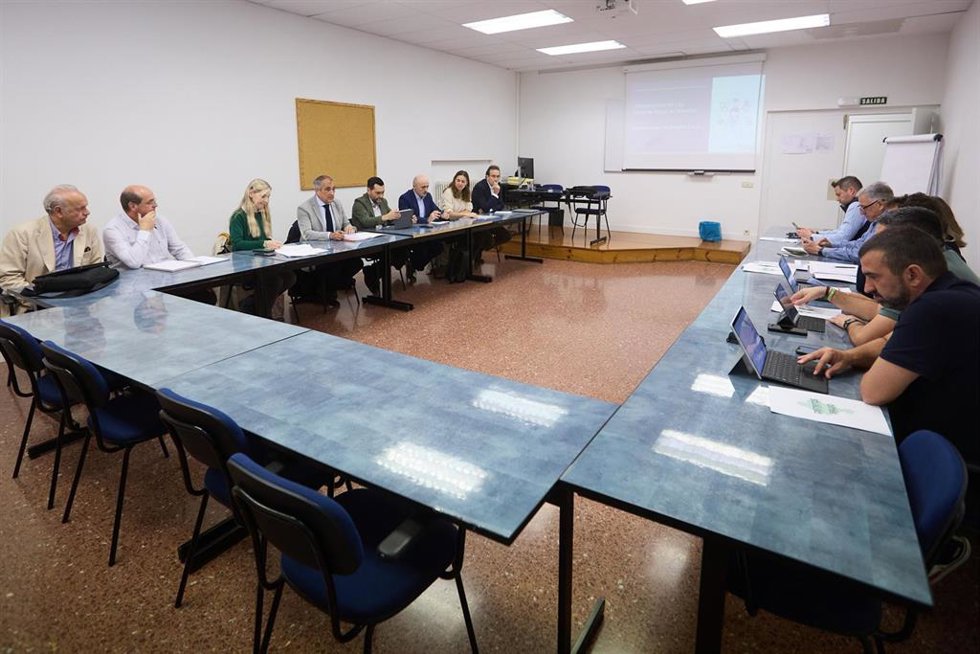 Presentación de la Ley Foral de Salud en la Comisión Foral de Régimen Local que preside el consejero de Cohesión Territorial, Óscar Chivite
