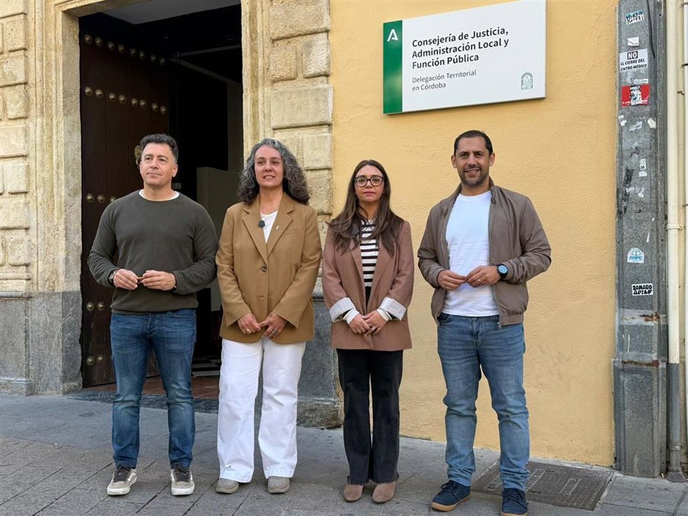 Rosa María Rodríguez y Aída Castillejo (centro), ante la Delegación de la Consejería de Justicia, Administración Local y Función Pública de la Junta en Córdoba.