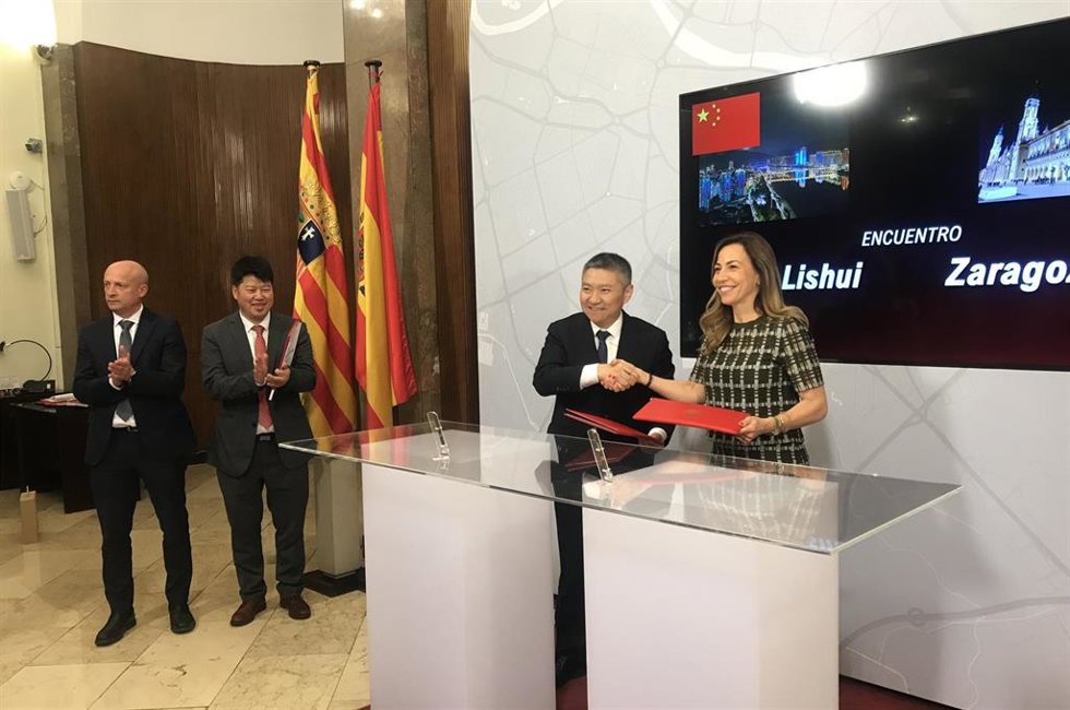 La alcaldesa de Zaragoza, Natalia Chueca, y el alcalde de la ciudad de Lishui, Zhu Linsen, han firmado un acuerdo marco que permitirá impulsar la colaboración económica, comercial y cultural