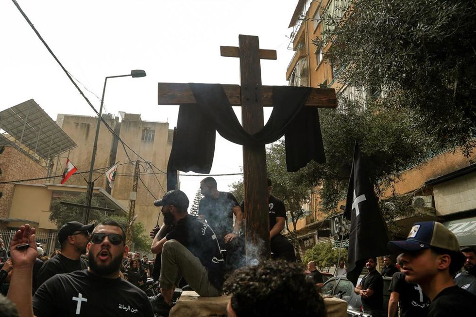 Archivo - Cristianos libaneses se congregan alrededor de una enorme cruz frente a una iglesia local en el barrio de Ain al Roumaneh, en las afueras del suburbio sur de Beirut