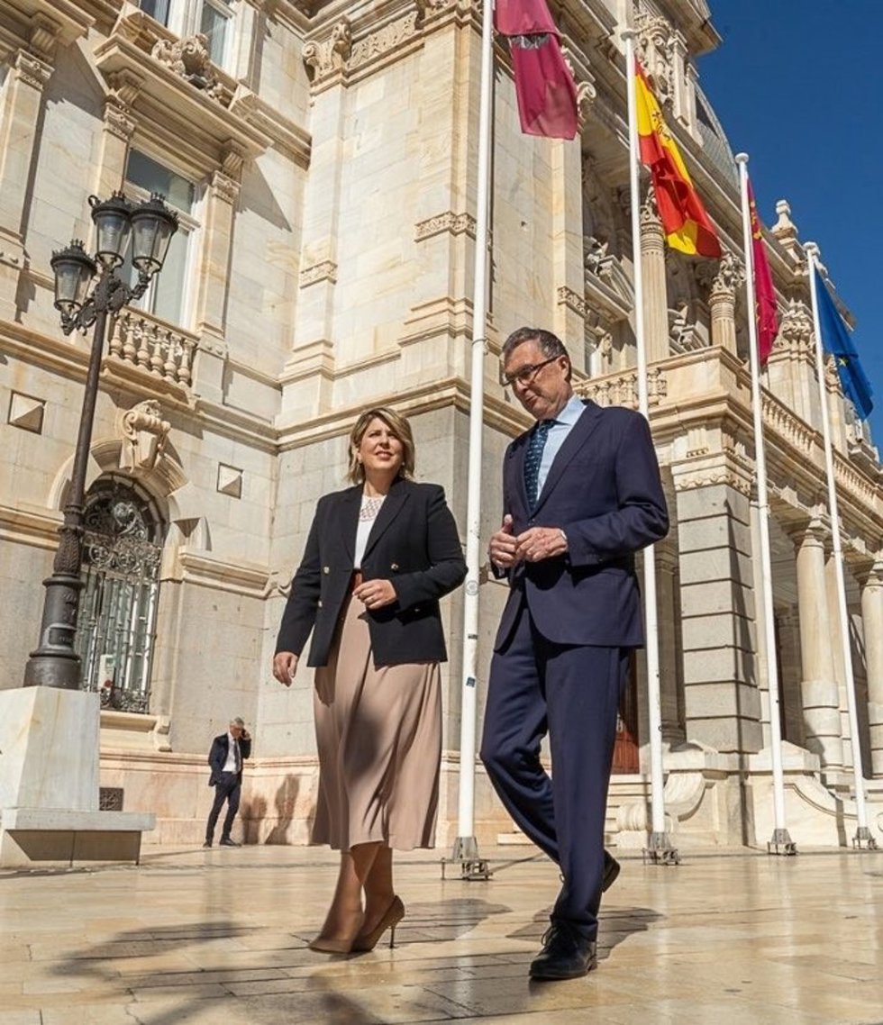 El alcalde de Murcia, José Ballesta, y la alcaldesa de Cartagena, Noelia Arroyo, paseando por la plaza del Ayuntamiento de la ciudad portuaria