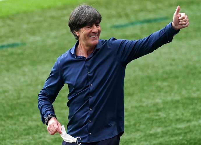 Archivo - 29 June 2021, United Kingdom, London: Germany's head coach Joachim Low inspects the pitch prior to the start of the UEFA EURO 2020 round of 16 soccer match between England and Germany at Wembley Stadium. Photo: Mike Egerton/PA Wire/dpa