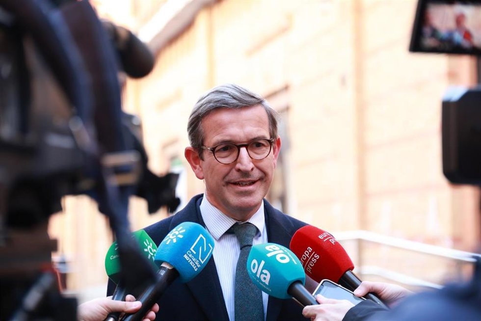 Archivo - El número dos en la candidatura del PP por Sevilla en las elecciones del 17M, Jorge Paradela, atiende a los medios en una foto de archivo.