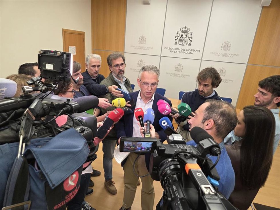 El delegado del Gobierno en Extremadura, José Luis Quintana, atiende a los medios de comunicación