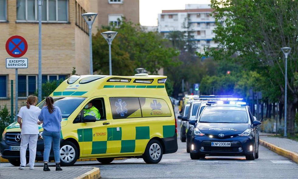 Archivo - Ambulancias en el Virgen del Rocío.