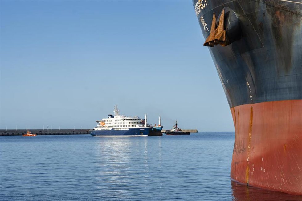El crucero 'MV Hondius' fondea en el puerto de Granadilla a la espera de repostar y recibir el avituallamiento necesario para viajar a Países Bajos