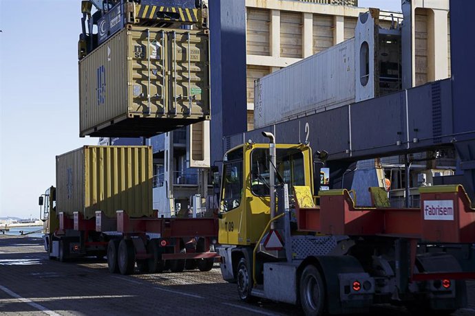 Archivo - Una grúa carga un contenedor en un buque en el Puerto de Cádiz