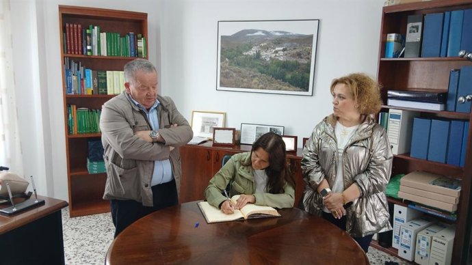 Encuentro informativo sobre la nueva ruta de Andalucía Rural Conectada entre Alcóntar (Almería) y Baza (Granada).