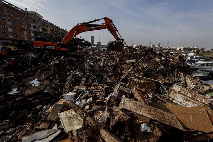 Archivo - Una excavadora entre escombros de la dana en Sedaví, a 5 de noviembre de 2024, en Valencia