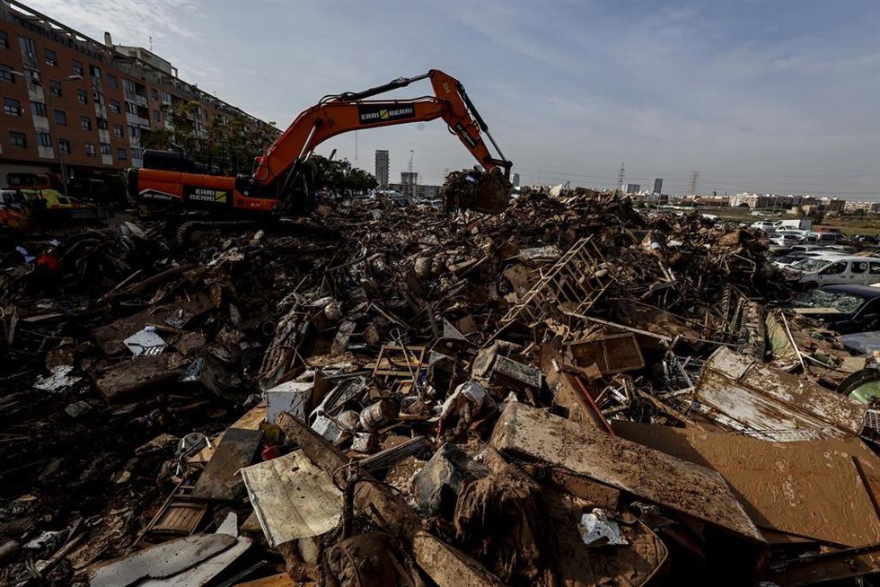 Archivo - Una excavadora entre escombros de la dana en Sedaví, a 5 de noviembre de 2024, en Valencia