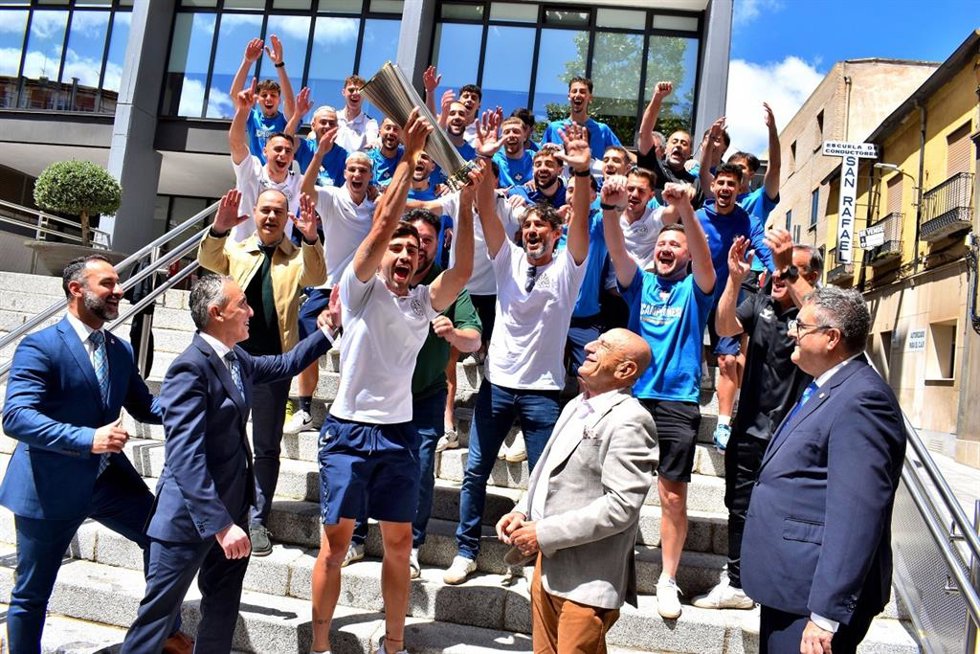 El Calvo Sotelo de Puertollano recibe el reconocimiento institucional tras su ascenso a Segunda Federación.