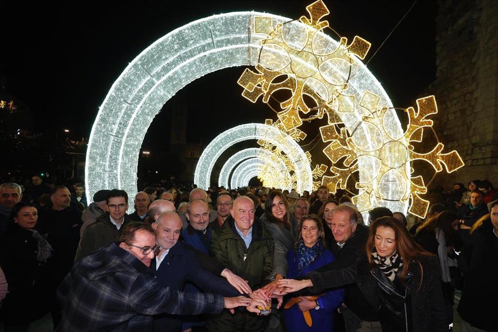 Archivo - El equipo de Gobierno del Ayuntamiento de Valladolid inaugura la iluminación navideña en 2024.