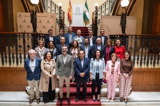 Foto de familia de representantes institucionales y de Asaja tras la reunión de su Comité Ejecutivo Nacional en la sede del Gobierno andaluz.