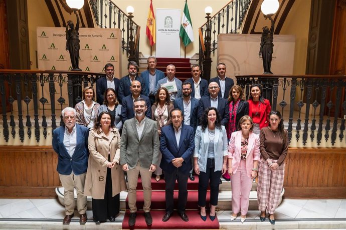 Foto de familia de representantes institucionales y de Asaja tras la reunión de su Comité Ejecutivo Nacional en la sede del Gobierno andaluz.