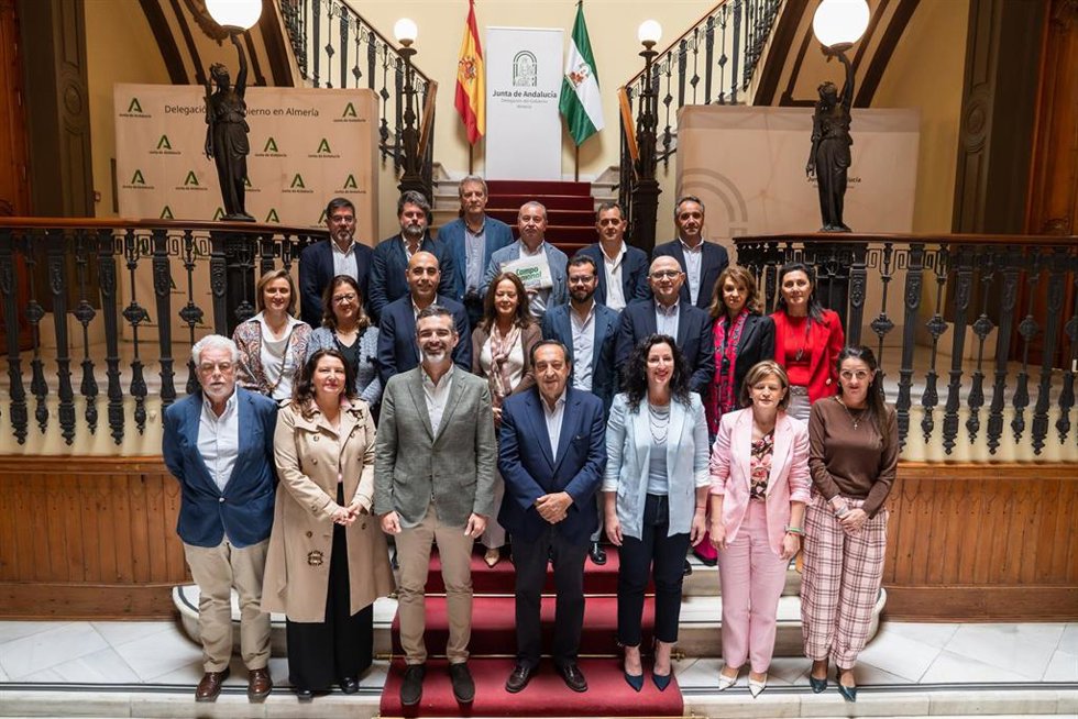 Foto de familia de representantes institucionales y de Asaja tras la reunión de su Comité Ejecutivo Nacional en la sede del Gobierno andaluz.