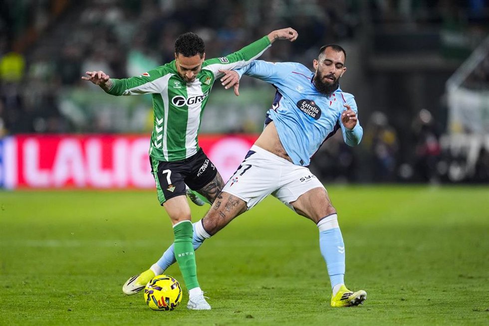Archivo - Borja Iglesias (RC Celta) pugnando con Antony (Real Betis) por un balón.