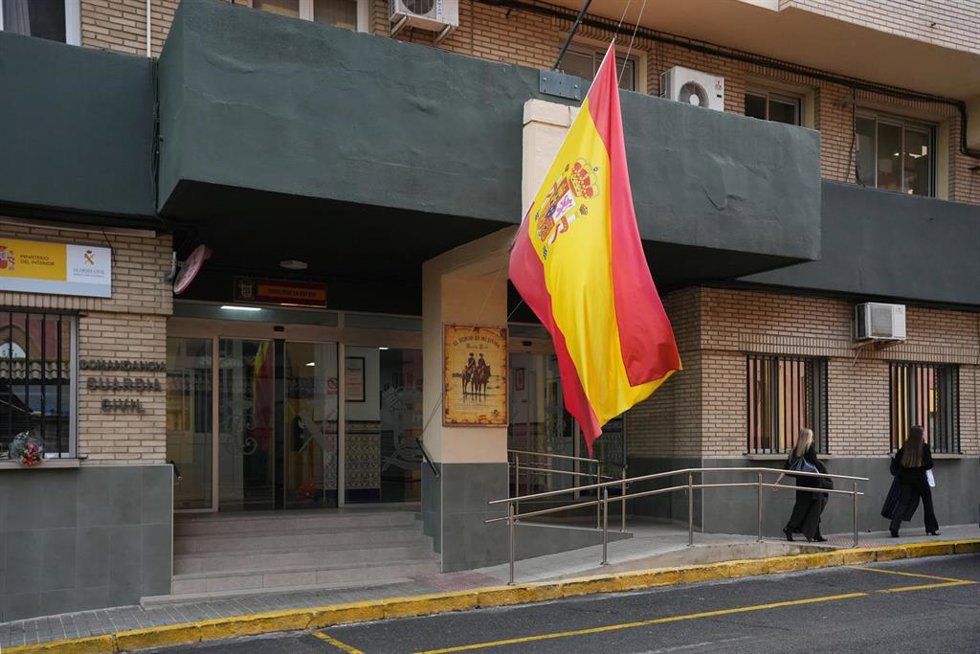 La Comandancia de Huelva con la bandera a media asta en señal de duelo por el fallecimiento de los dos agentes, acogió la capilla ardiente el pasado sábado. 