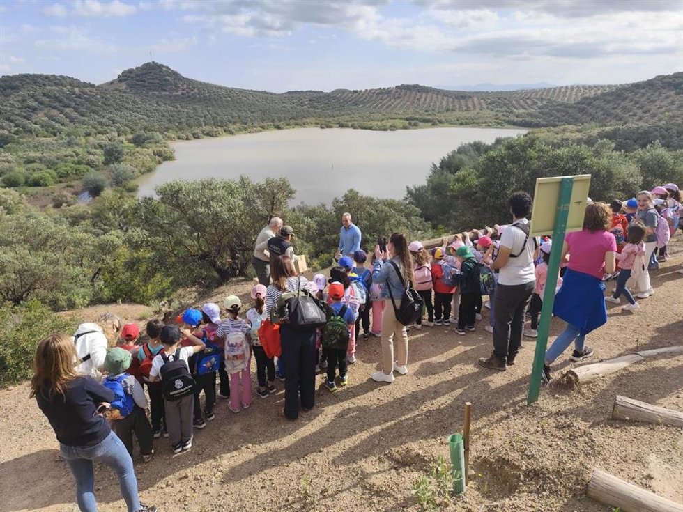 Imagen de los escolares de Casariche en su visita al humedal cordobés.