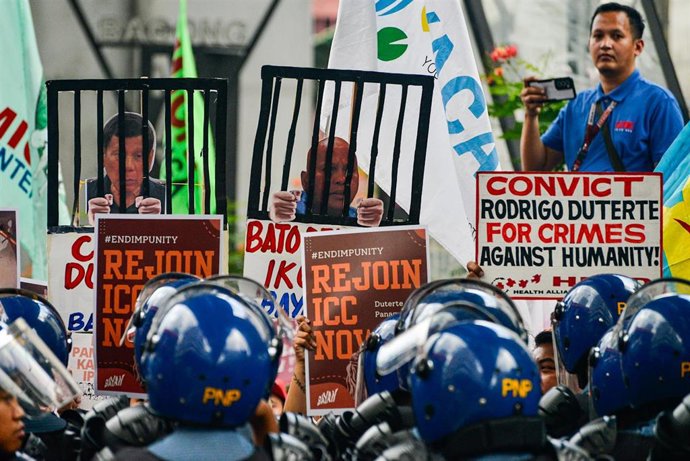 Archivo - Imagen de archivo varios manifestantes exhibiendo pancartas en las que aparecen el expresidente Rodriguez Duterte y el senador Ronald dela Rosa entre rejas.