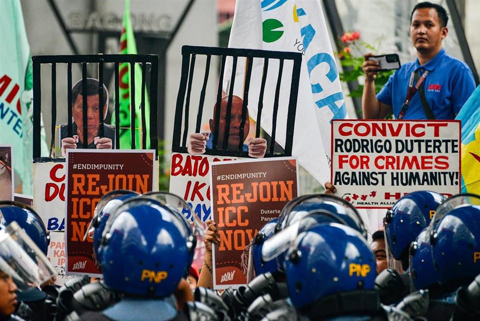 Archivo - Imagen de archivo varios manifestantes exhibiendo pancartas en las que aparecen el expresidente Rodriguez Duterte y el senador Ronald dela Rosa entre rejas.
