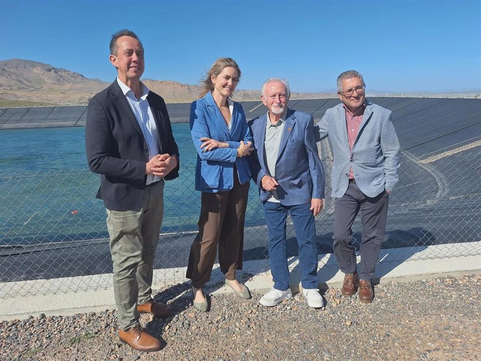 La vicepresidenta tercera y ministra para la Transición Ecológica y el Reto Demográfico, Sara Aagesen, durante su visita a una comunidad de regantes de Níjar (Almería).