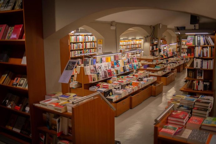 Archivo - Libros y material colocado en las estanterías de la librería Laie Pau Claris librería-café ubicada en la calle catalana de Pau Claris. En Barcelona, Cataluña, (España), a 22 de abril de 2020.