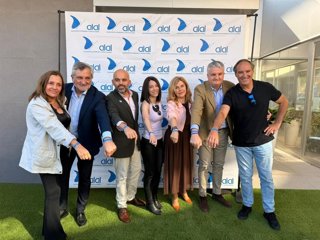 Representantes institucionales y de ALAL durante el acto con motivo del Día Mundial del Lupus en el Espacio Alma de Almería.