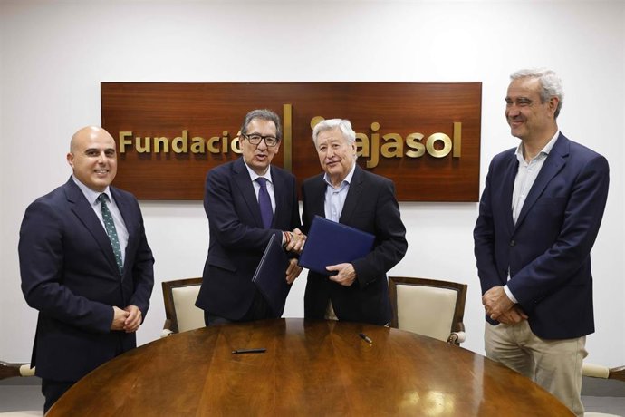 Responsables de la Fundación Cajasol y Fundación Antonio Gala en la firma del convenio.