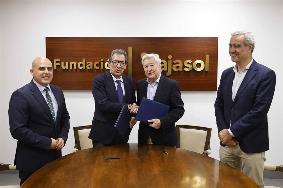 Responsables de la Fundación Cajasol y Fundación Antonio Gala en la firma del convenio.