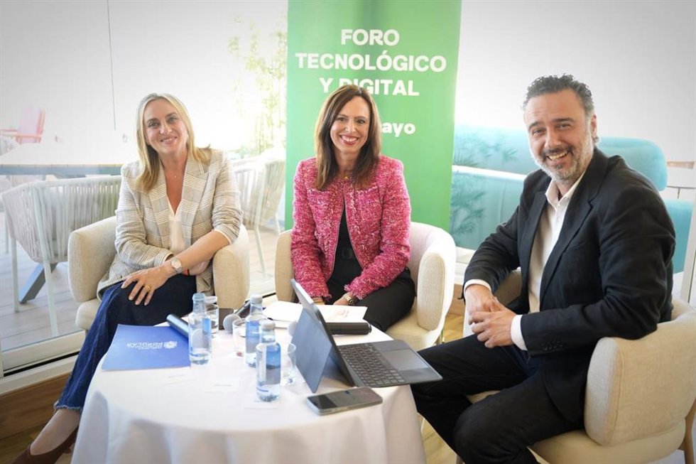 La candidata del PP a las elecciones del 17 de mayo, Rocío Díaz, ha participado en un foro sobre tecnología junto a la alcaldesa de Granada, Marifrán Carazo, y el vicesecretario de Estrategia Tecnológica y Sociedad del Futuro del PP-A, Raúl Jiménez.