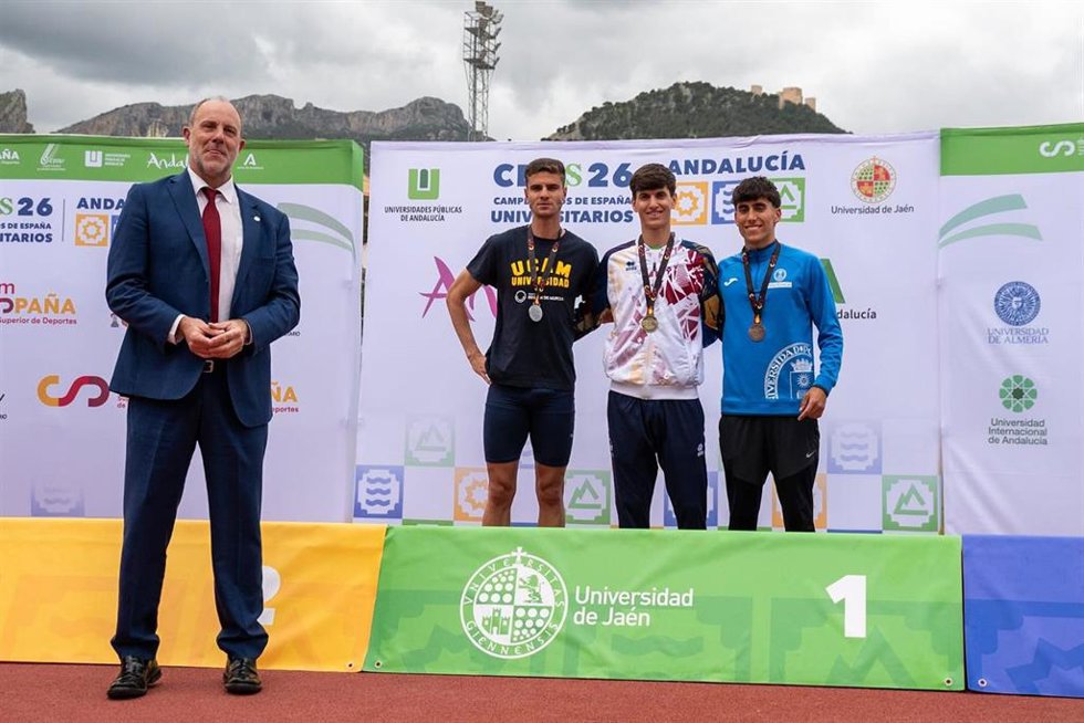 El rector de la UJA, Nicolás Ruiz, tras la entrega de medallas a los ganadores de los 800 metros lisos
