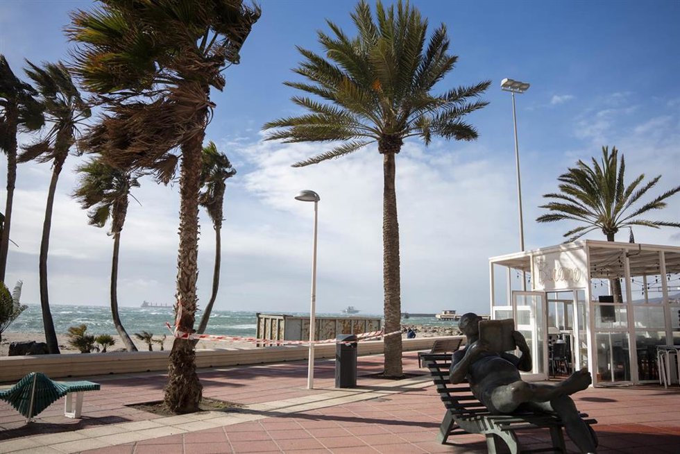 Archivo - Fuerte viento en Almería.
