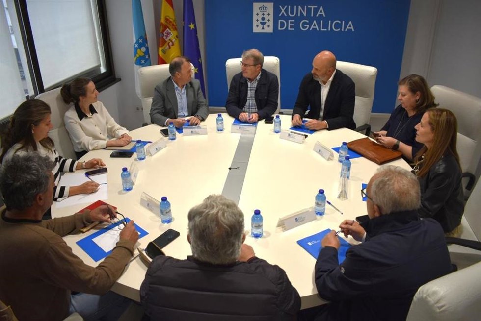 El director xeral de Defensa do Monte, Manuel Francisco se reúne con los alcaldes de la comarca de la Baixa Limia, conformada por los ayuntamientos de Entrimo, Bande, Lobios, Lobeira y Muíños